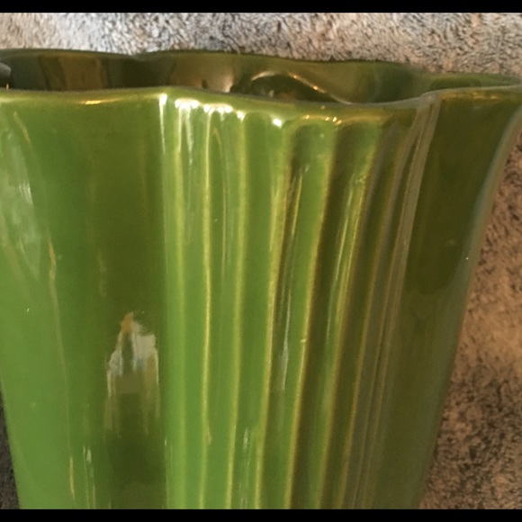 SHAWNEE Green Ceramic Vase w/ Wavy/Ruffle Rim - Picture 7 of 7
